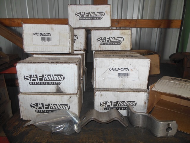 lot 130 image: 17 Holland landing gear support bracket kits