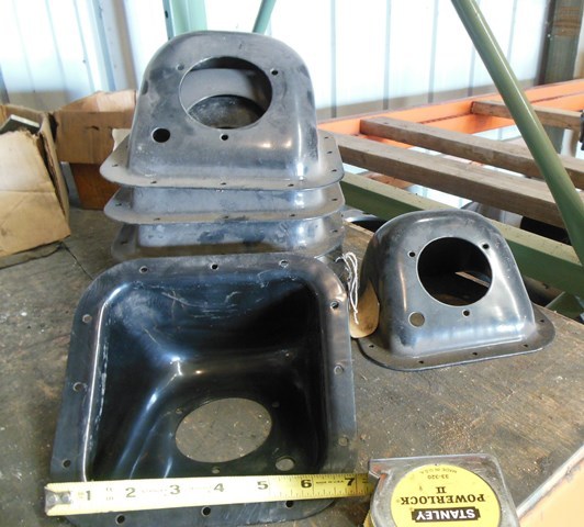 lot 131 image: 9 Mounting boxes for single gauge