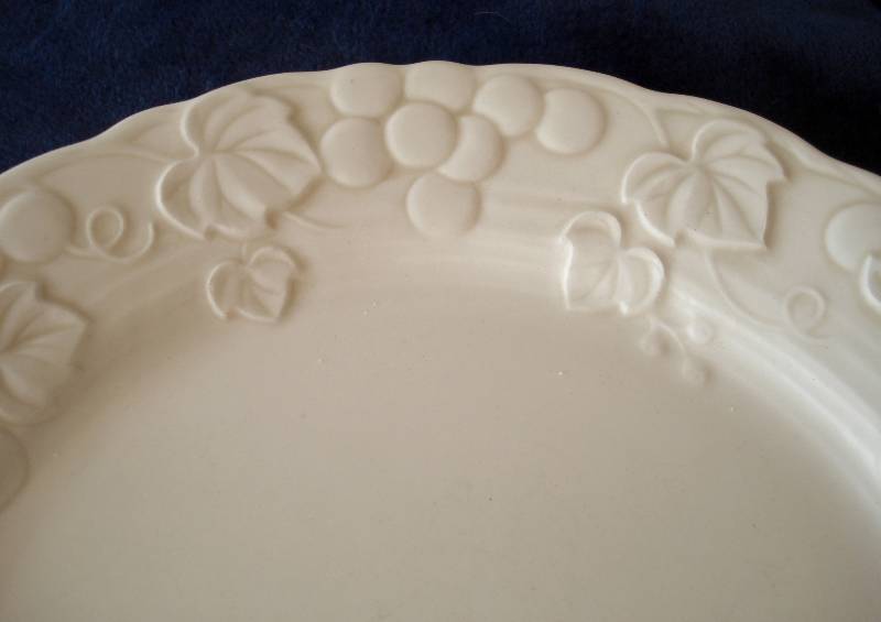 lot 6 image: 118 Pieces Vintage Metlox Poppytrail Antique Grape White (very good condition)