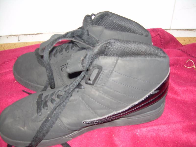 SZ 9 FILA TENNIS SHOES