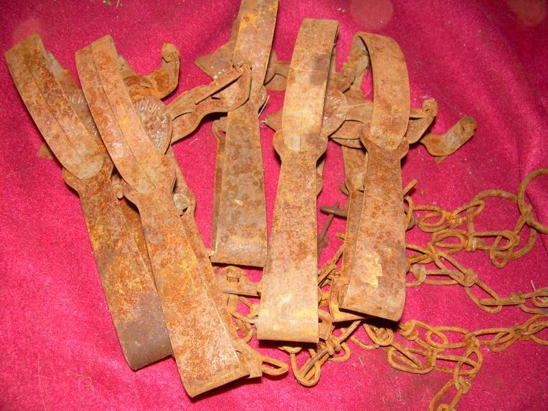 5 ANTIQUE VICTOR TRAPS