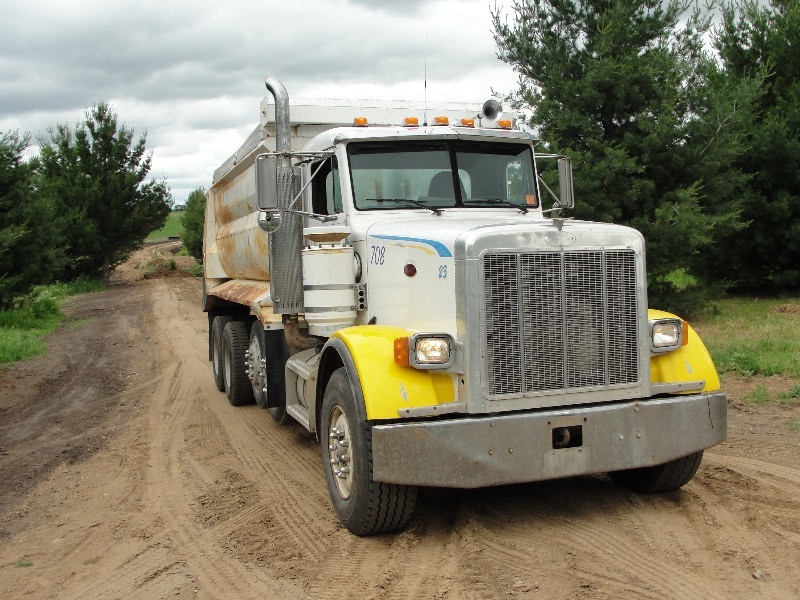 lot 1 image: 1996 PETERBUILT 357 SUPER16 DUMPTRUCK