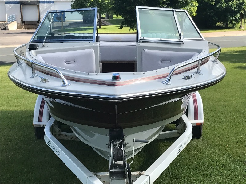 lot 1 image: 1986 Four Winns Horizon 190 19ft Boat With Trailer