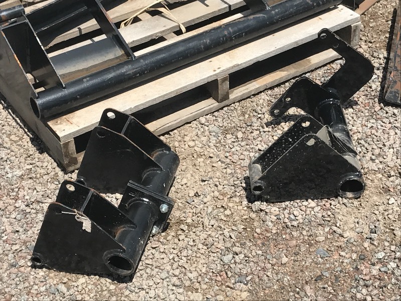 lot 9 image: Pallet Of Tractor Loader Mounts