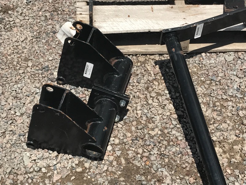 lot 10 image: Pallet Of Tractor Loader Mounts