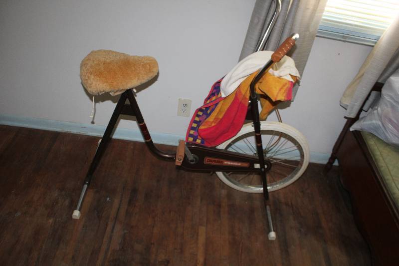 lot 16 image: Chaparral Silent Cycle Stationary Exercise Bike