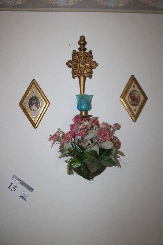 lot 15 image: Wall-mount Decorative Flower Candle Holder, Framed Wall Decorations