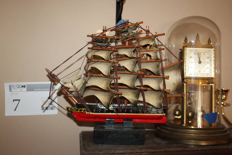 lot 7 image: 3-Mast Ship Table Decoration