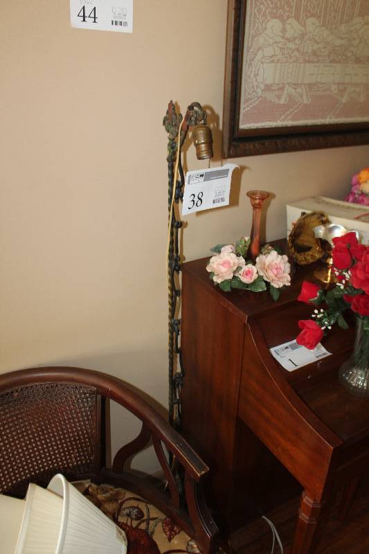 lot 38 image: Floor Lamp