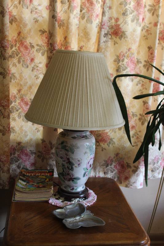 lot 42 image: Lot of (2) Table Lamps