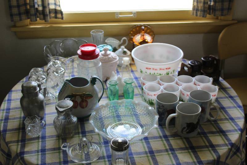 lot 50 image: Decorative Mugs, Table Decorations, Glassware