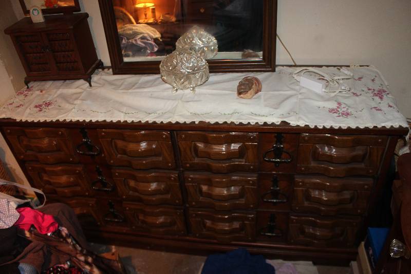 lot 55 image: 6-Drawer Wood Dresser w Mirror