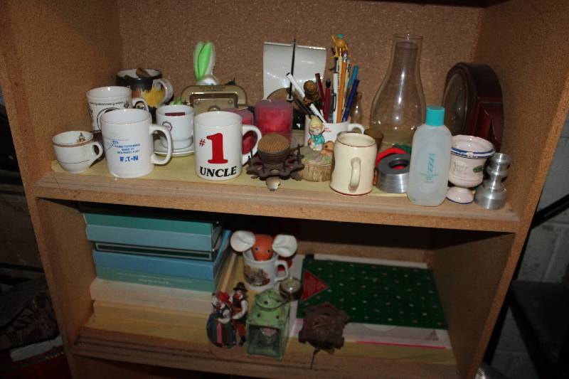 lot 68 image: Decorative Mugs, Table Decorations