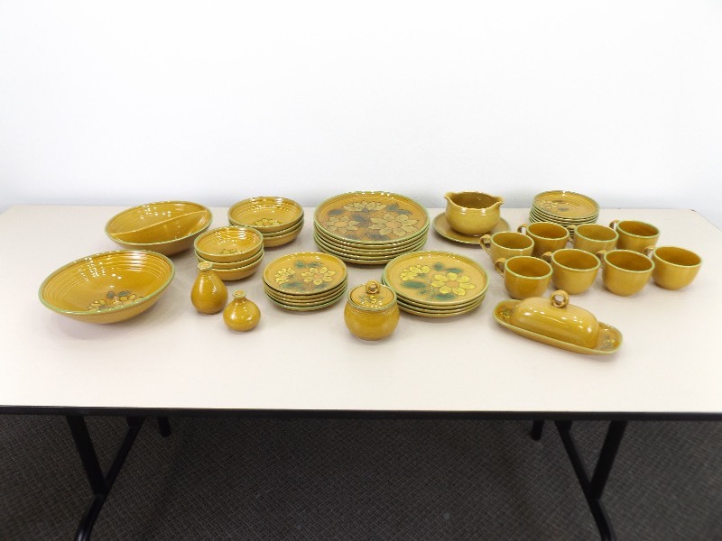 46 Piece Mid Century Metlox Poppytrail Dahlia Set