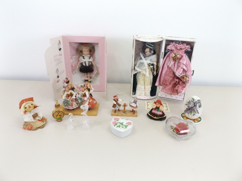 Collection of Ethnic etc. Dolls, Figurines, etc.&nbsp