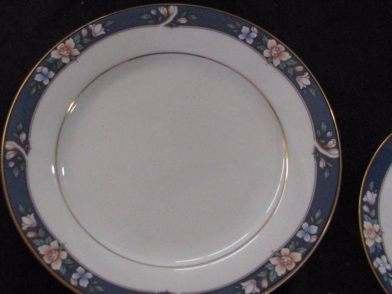 lot 27 image: Noritake Dinnerware