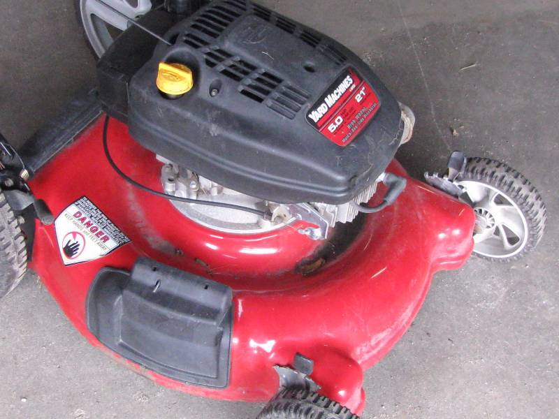 lot 39 image: Yard Machine Lawn Mower