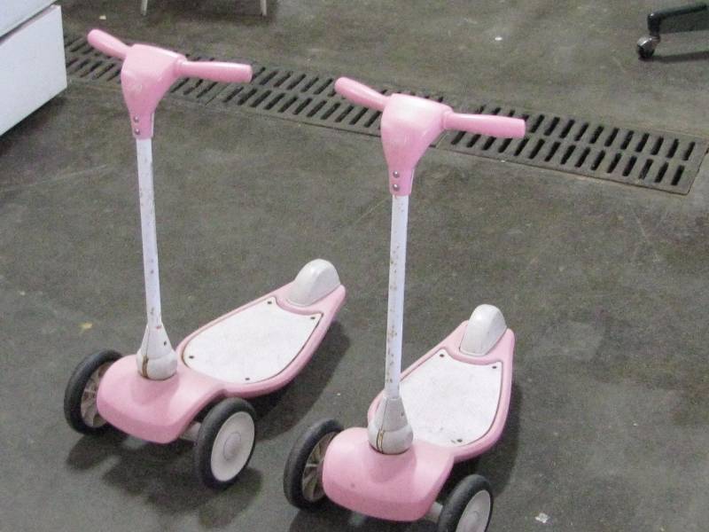 lot 54 image: Childs Scooters