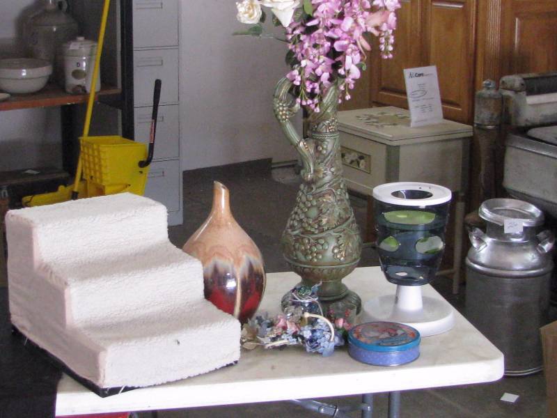 lot 62 image: Home Decor