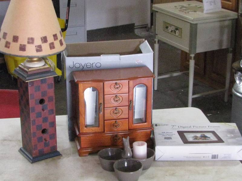 lot 63 image: Home Decor