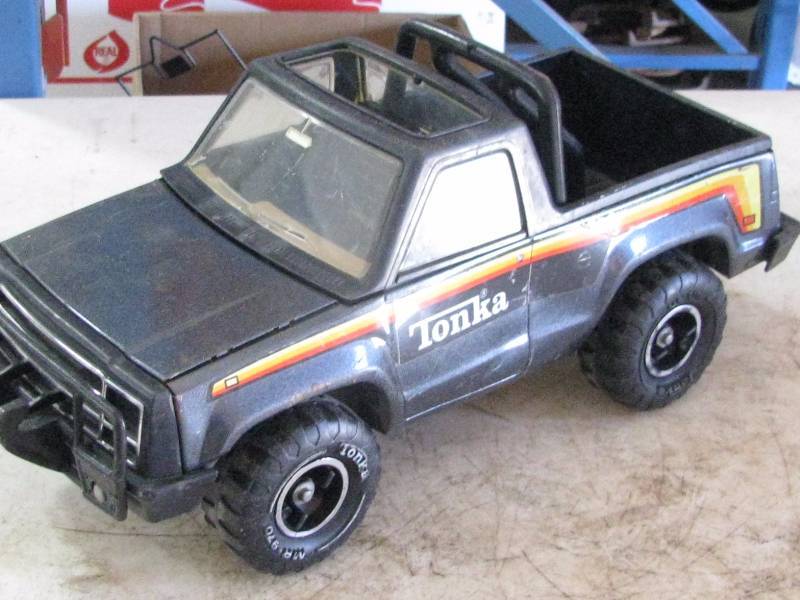 lot 72 image: Tonka 4 x 4 Truck