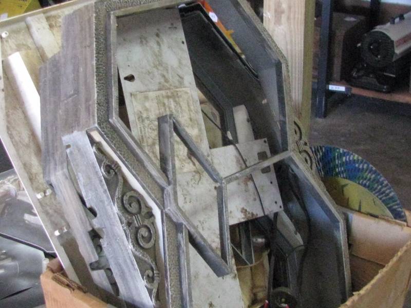 lot 77 image: Grain Belt ClockLight Parts