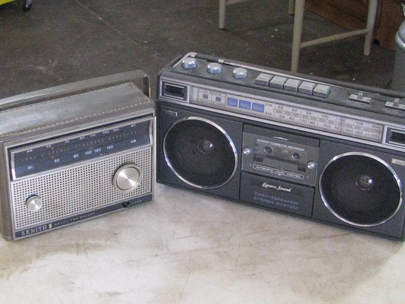 lot 81 image: Radios