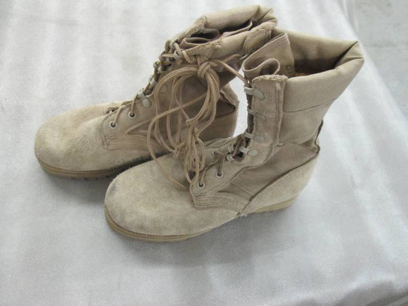 lot 1 image: Desert Tan Suede Military Boots - 3...