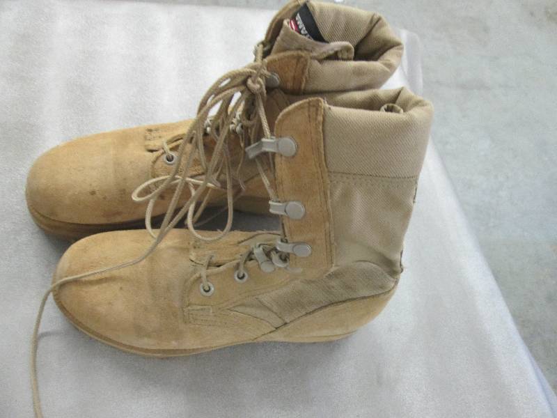 lot 2 image: Desert Tan Suede Military Boots - 3...