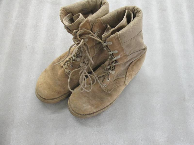 lot 4 image: Desert Tan Suede Military Boots - 3...