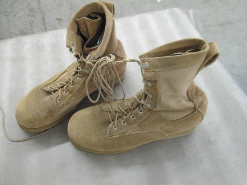 lot 5 image: Desert Tan Suede Military Boots - 7...