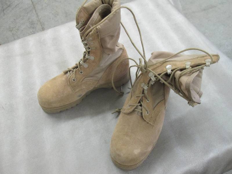 lot 7 image: Desert Tan Suede Military Boots - 3...