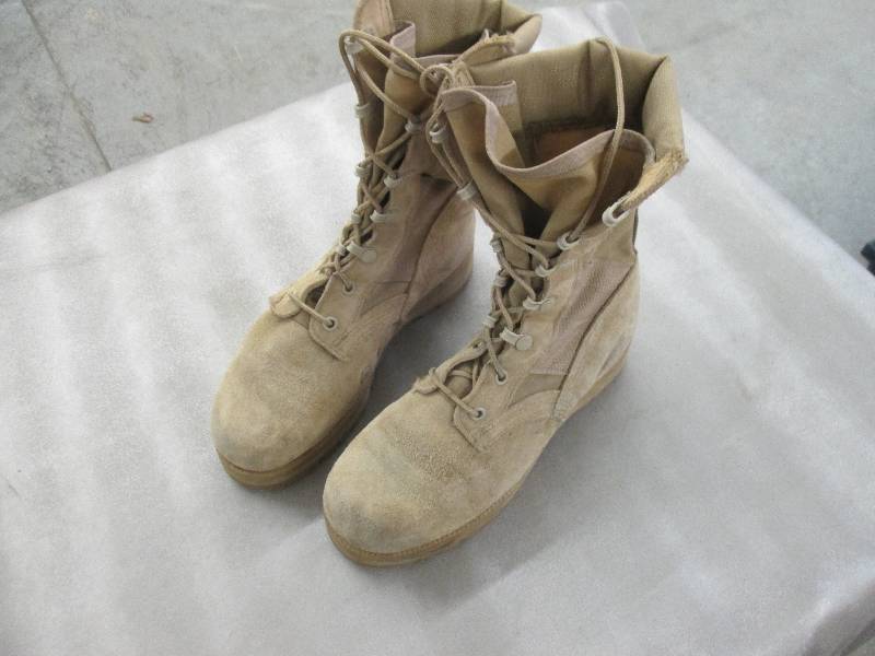 lot 8 image: Desert Tan Suede Military Boots - 3...
