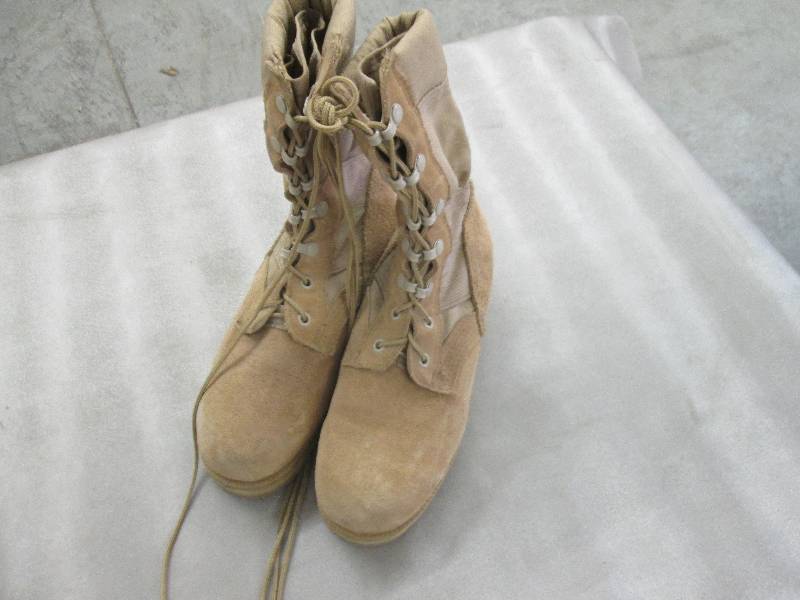 lot 11 image: Desert Tan Suede Military Boots - 3...