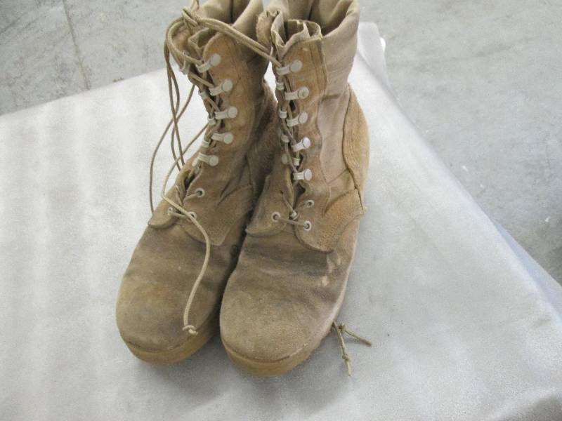 lot 12 image: Desert Tan Suede Military Boots - 8...