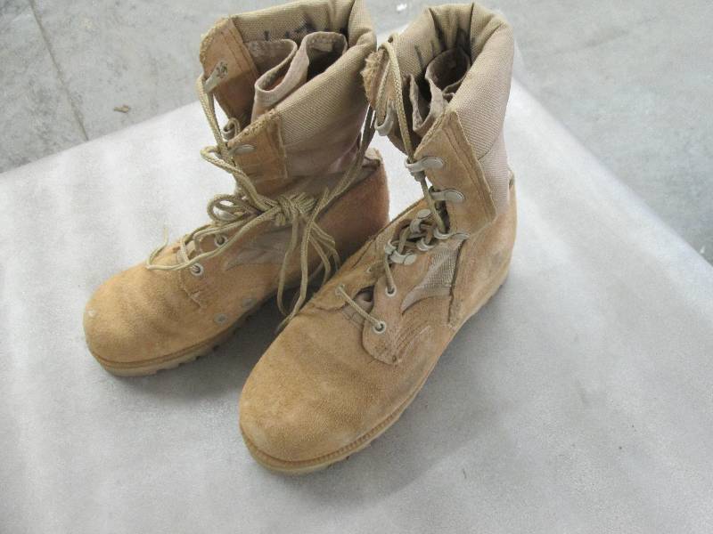 lot 13 image: Desert Tan Suede Military Boots - 3...