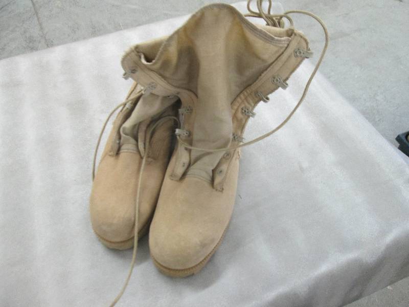 lot 14 image: Desert Tan Suede Military Boots - 7...
