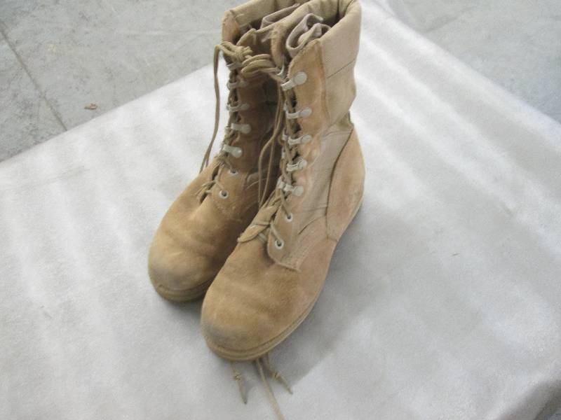 lot 15 image: Desert Tan Suede Military Boots - 3...