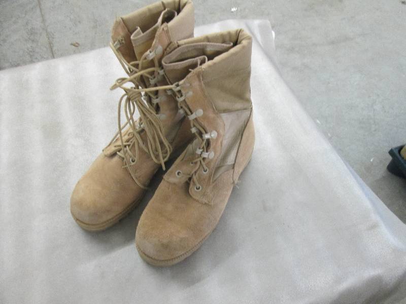 lot 16 image: Desert Tan Suede Military Boots - 3...