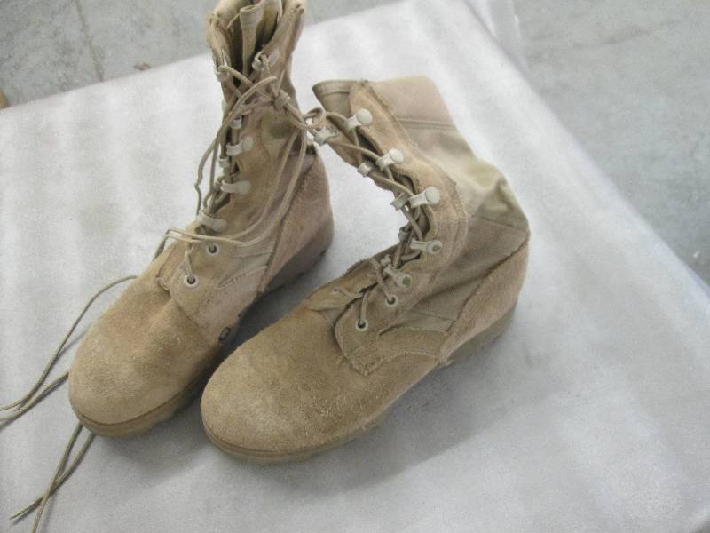 lot 17 image: Desert Tan Suede Military Boots - 2...