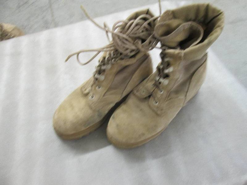 lot 18 image: Desert Tan Suede Military Boots - 3...