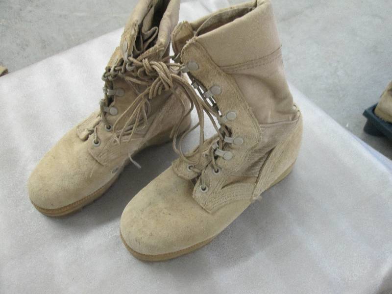 lot 19 image: Desert Tan Suede Military Boots - 3...