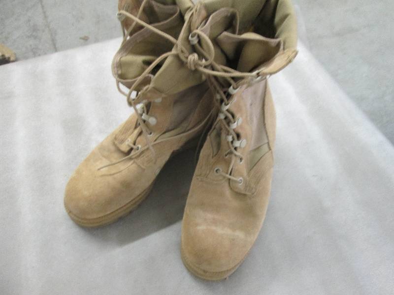 lot 20 image: Desert Tan Suede Military Boots - 3...