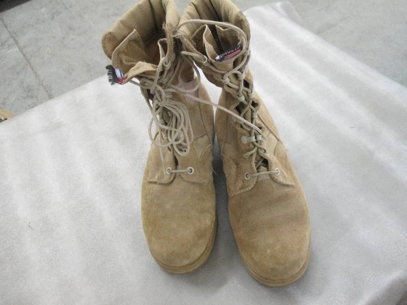 lot 21 image: Desert Tan Suede Military Boots - 7...
