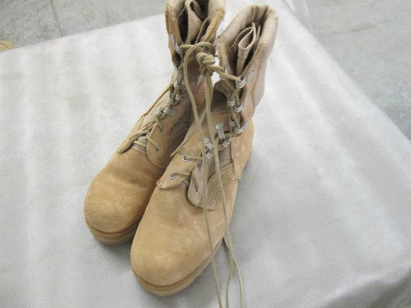 lot 22 image: Desert Tan Suede Military Boots - 3...
