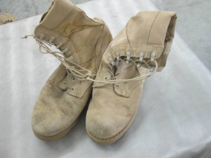 lot 24 image: Desert Tan Suede Military Boots - 1...