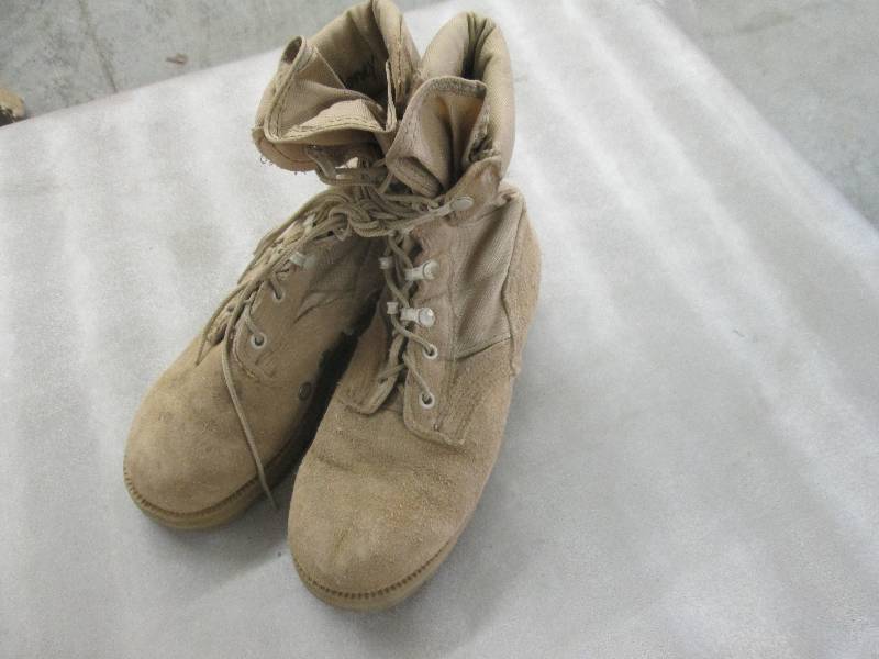lot 25 image: Desert Tan Suede Military Boots - 2...