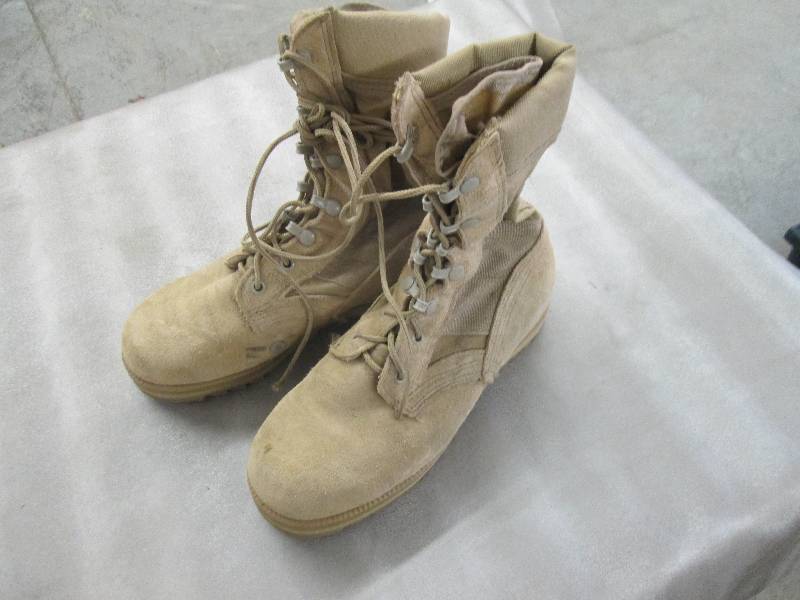 lot 26 image: Desert Tan Suede Military Boots - 3...