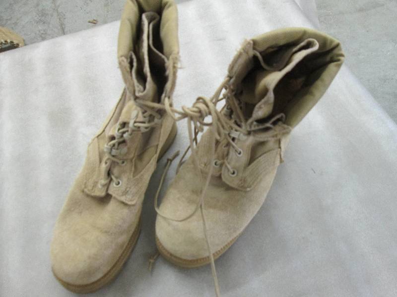 lot 27 image: Desert Tan Suede Military Boots - 3...
