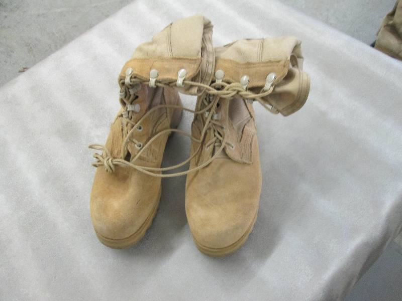 lot 28 image: Desert Tan Suede Military Boots - 2...